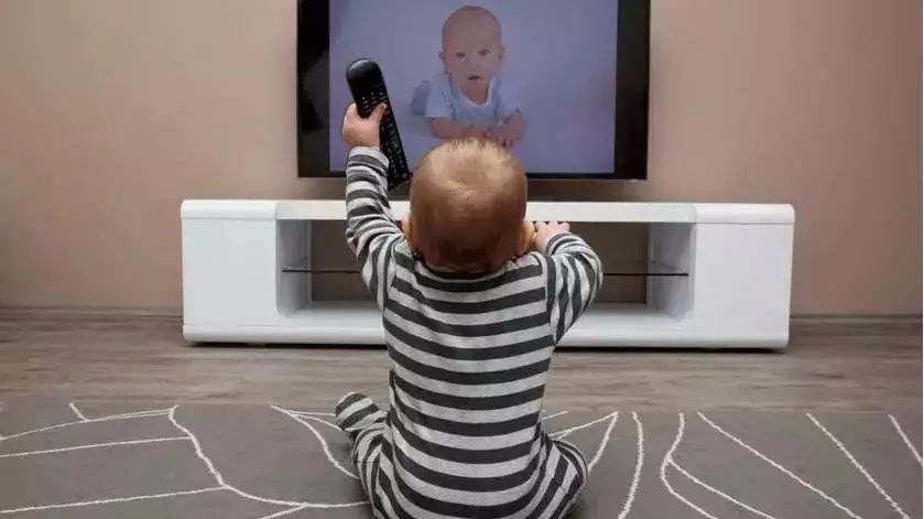 不给小孩看手机孩子哭闹眼睛充血,4岁小孩不给手机看就哭近视