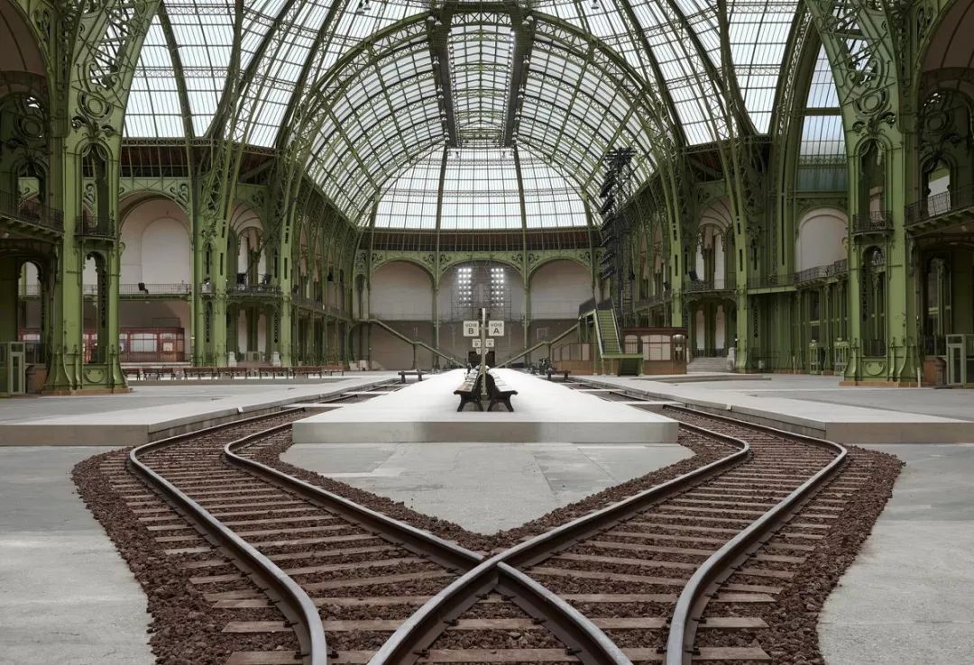 乘坐“香奈儿列车”度假，你遇见了谁？