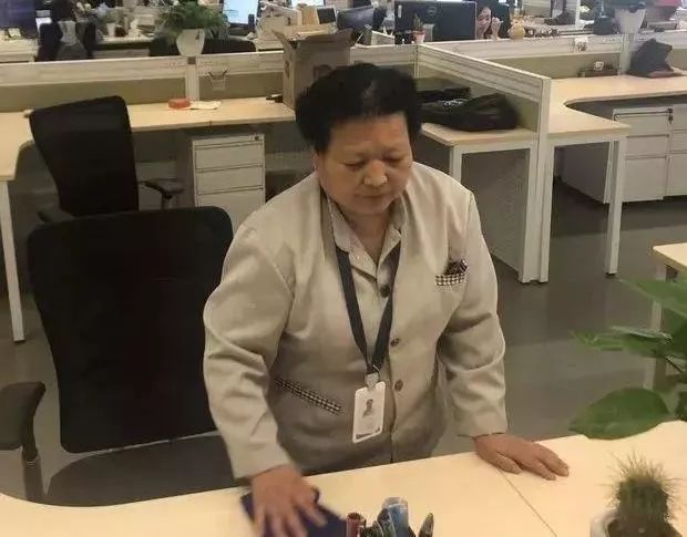 最强保洁工！坐拥8套房收租，兢兢业业天天收垃圾，只为…
