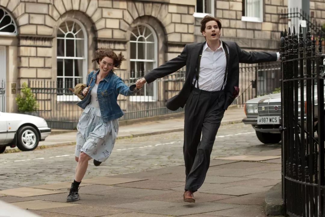 科学家称玩嗨了有助于学习，网友：我读书少别骗我丨夜听双语