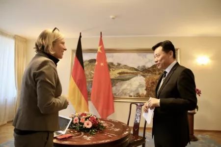 德政府有大众20%股份，中国政府没投华为一股