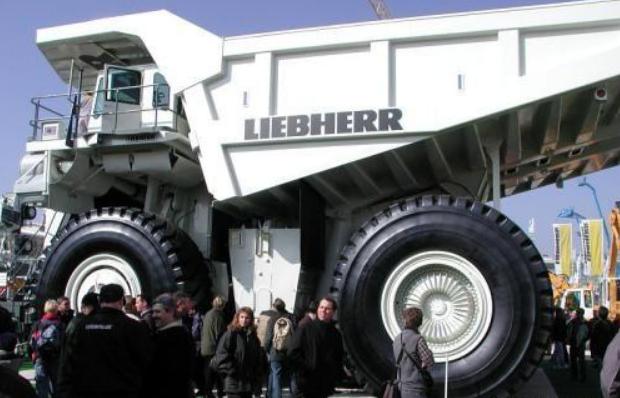 世界上里程最高的车,中国最大的车有1500个轮胎