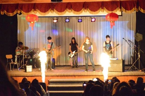 他们被平等和尊重地对待，而不是被规训为一棵韭菜丨周末