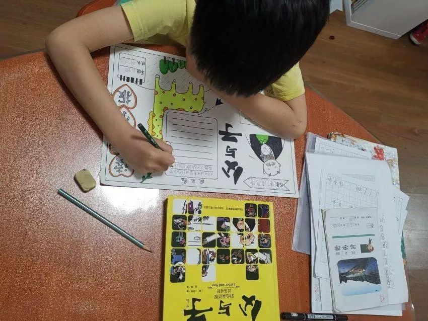 品味翰墨文香，记录阅读时光——丁荷111班阅读小报