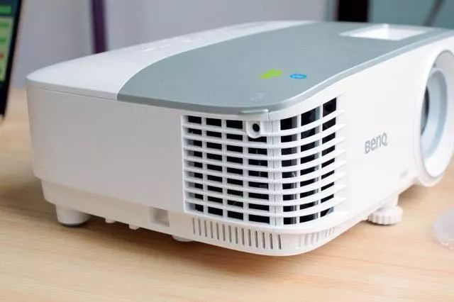 预告：明基新款智能家用色准投影仪，AI智能语音加持，在家打造专业影院在线学习娱乐中心