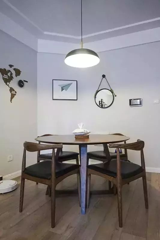 老公在卧室砌了小半堵墙愣是造出一个衣帽间，来人见了都赞不绝口