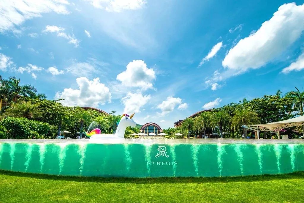 1200㎡透明泳池小红书点赞100w+,这家黄金海岸边的酒店才是海岛季首选