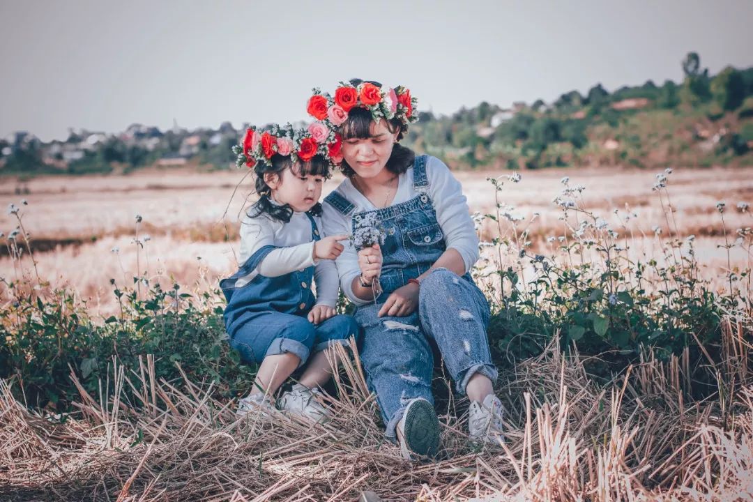 she成员ella有几个孩子,she成员ella带孩子