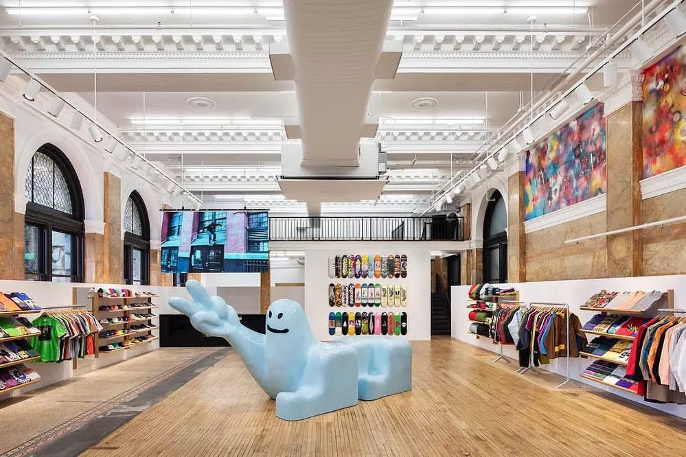 supreme请的明星是谁,去苏富比拍卖会