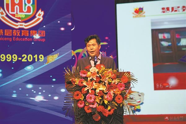 砥砺二十载谱写新华章,砥砺前行二十载奋楫扬帆谱新篇