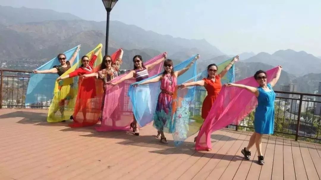 中国时髦大妈天秀姿势全解