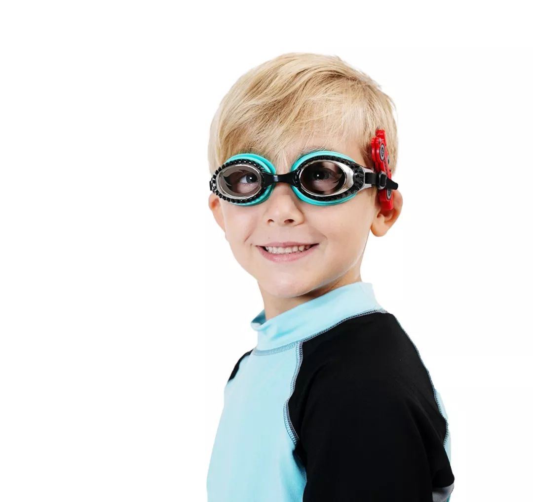 宝宝海边玩沙玩水,带娃最轻松方式莫过于挖沙