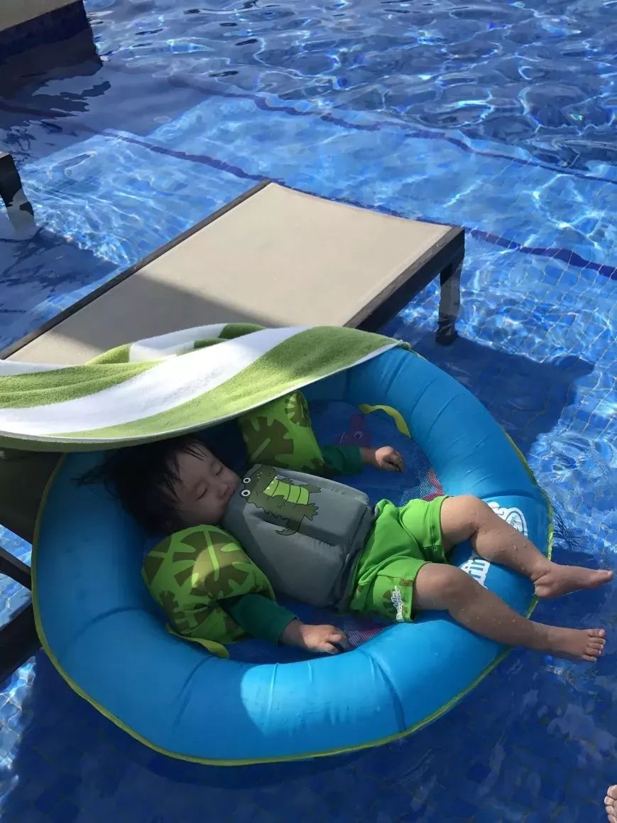 宝宝海边玩沙玩水,带娃最轻松方式莫过于挖沙