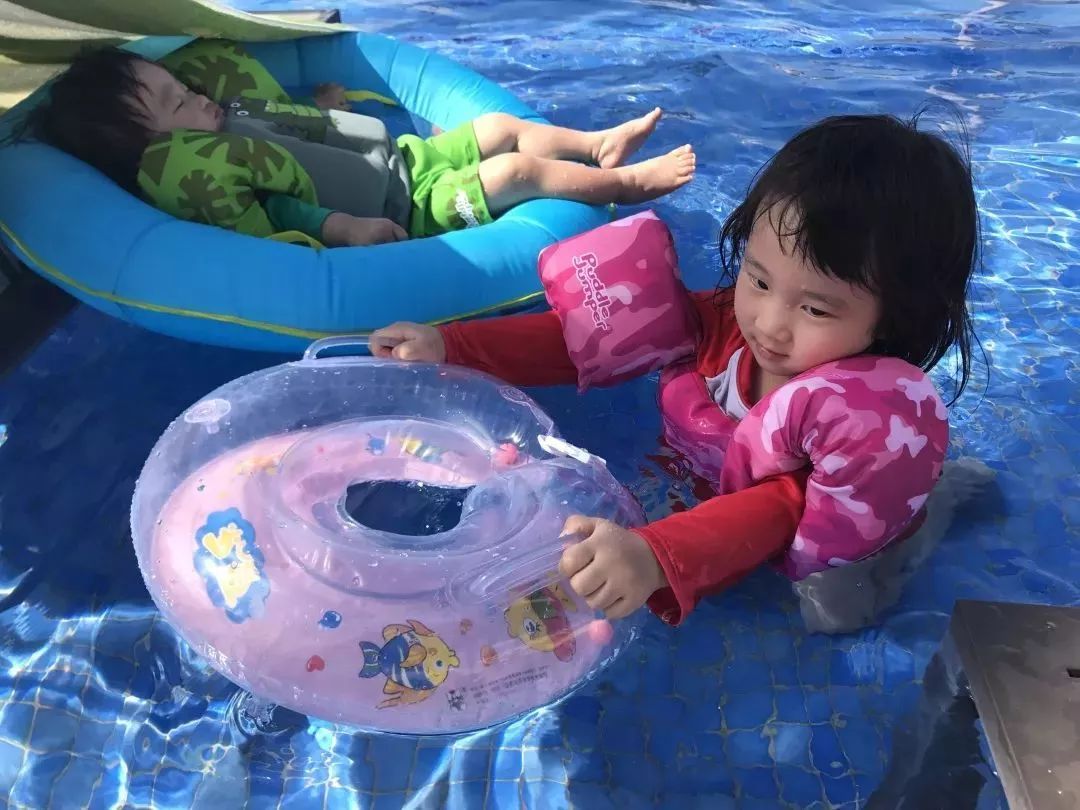 宝宝海边玩沙玩水,带娃最轻松方式莫过于挖沙