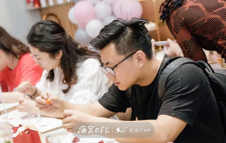 男子为老婆做银杏叶玫瑰,男子为老婆精心准备的惊喜