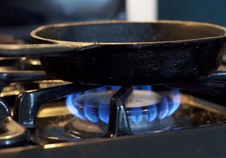 铁锅每天洗过后生锈怎么回事,铁锅生锈了用什么洗最快