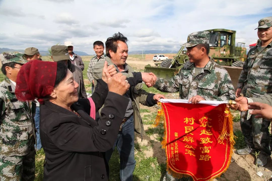 甘为扶贫路上“垦荒牛”——南疆军区政治工作部某处处长秦永刚扶贫工作纪实