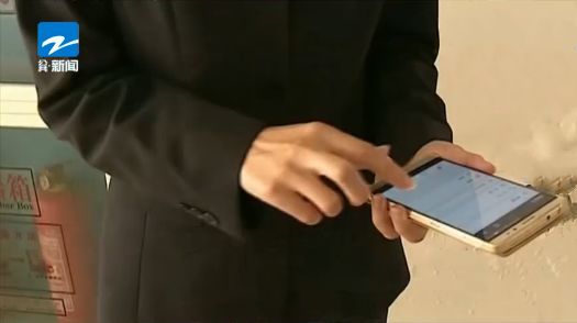 男子挣钱心切，网络上做招嫖“生意”，还把女朋友拉下了水