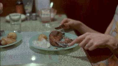 拎箱包的女人,女士买奢侈品包包还是买名表