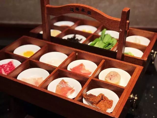 昆明吃过桥米线最好的地方,云南昆明潮玩店