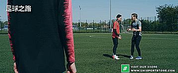 足球基本功训练控球教学慢动作,足球前锋跑位教学