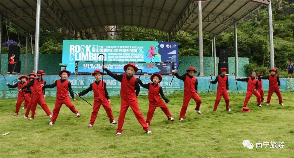 马山自然攀岩比赛图片,舞动广西广场舞大赛马山