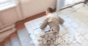 正惊GIF囧图：史上最硬核的学霸，女装大佬是怎么坐地铁的？