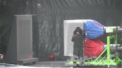 正惊GIF囧图：史上最硬核的学霸，女装大佬是怎么坐地铁的？