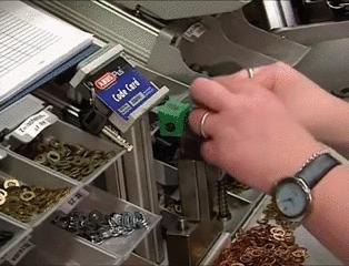 怎么把锁给拆下来,锁怎么一提就锁上呢