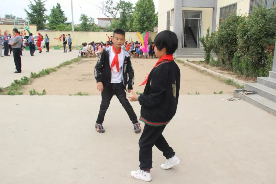 学校传承雷锋精神主题活动简报,弘扬雷锋精神汇演