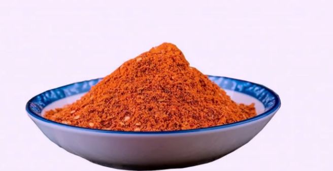 女子街头遭陌生男子尾随,女子走在路上一男子突然冲过来