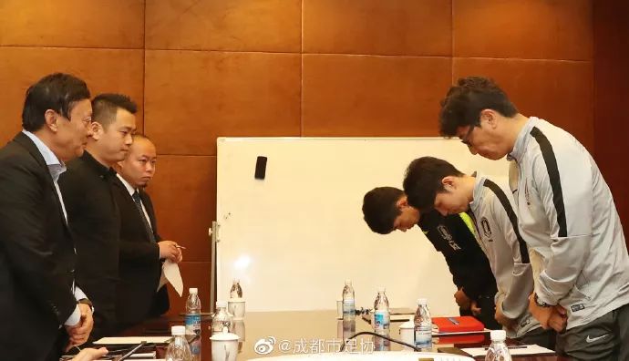 韩国熊猫杯奖杯被收回,熊猫杯韩国球员脚踩奖杯后续