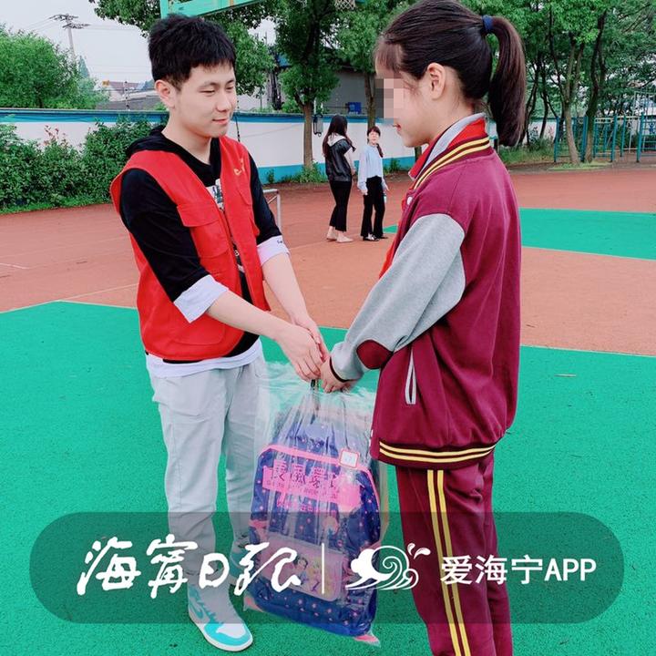 今天，海宁有61个小朋友收到神秘礼物，圆“小小心愿”