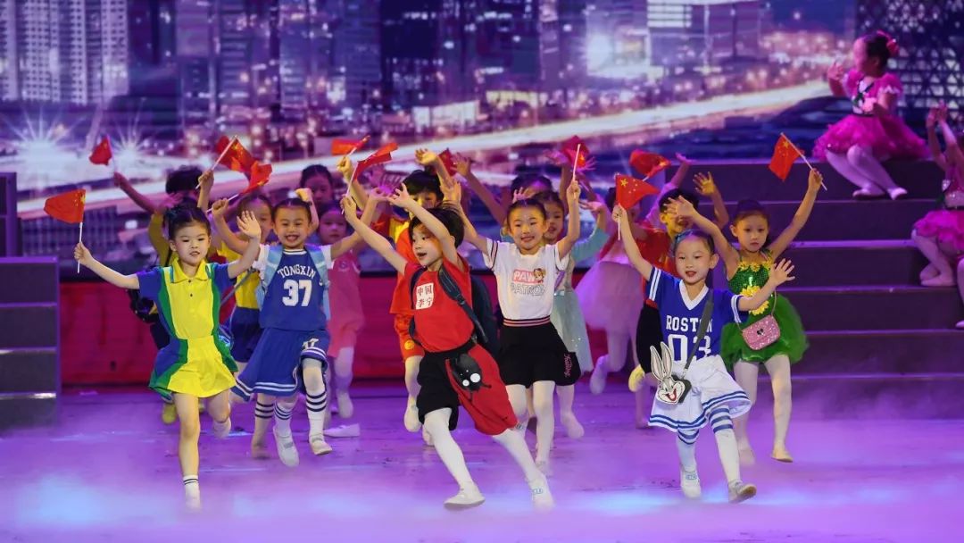 高清大图:“蓝天娃”精彩演绎《同在蓝天下》,向全国小朋友献礼