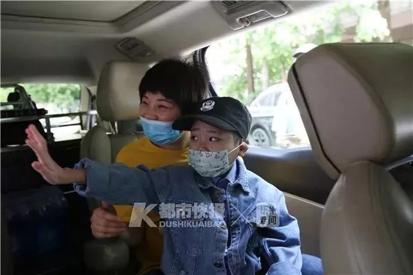 “我想当警察”，他眼睛亮亮的，我们却看哭了......