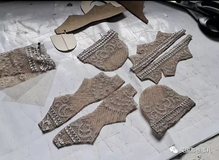 用布料给洋娃娃做衣服,手工高定时装