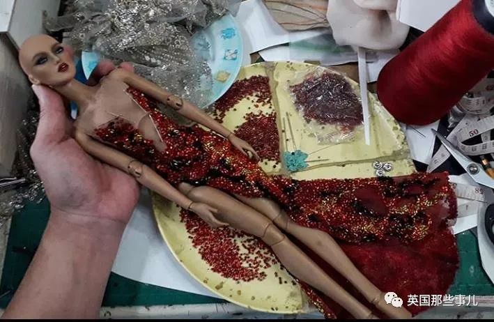 用布料给洋娃娃做衣服,手工高定时装