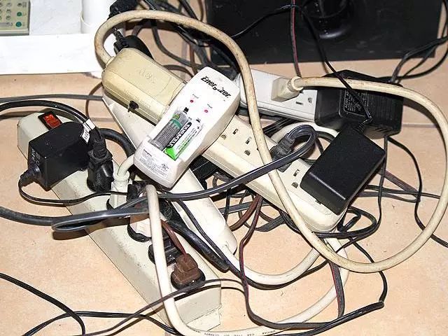 房间里插座少预留不合理怎么办,家里插座少了怎么加装墙壁插座