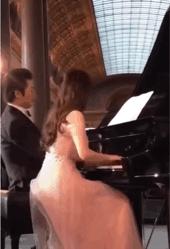 夏天被粉红色泡泡承包，嫁给爱情的女孩脸上都挂着糖霜