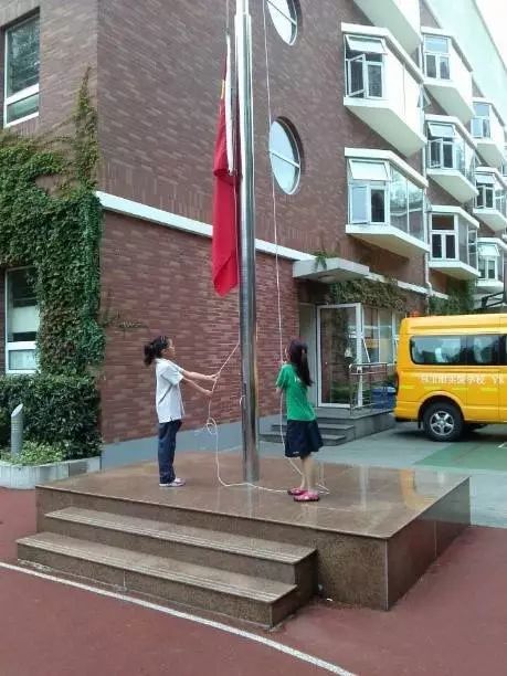 这所不鸡血的弄堂小学，凭什么每年吸引几千人挤破头报名