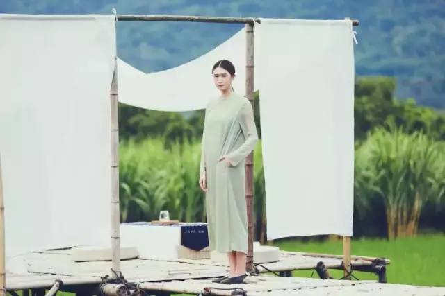 7个闺蜜在稻田里爆改了个“玻璃盒子”，只为兑现养老之约，却意外走红