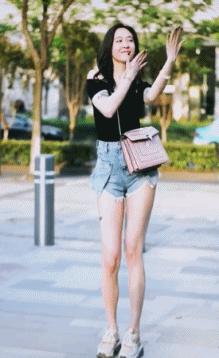 街拍搞笑迷惑行为,揭秘女生拍照的迷惑行为