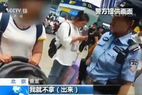 4岁女童被陌生人抱走,小女孩家门口被抱起