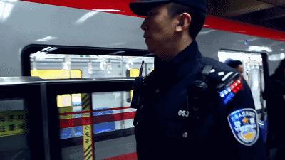 住手放开,放开那个女孩