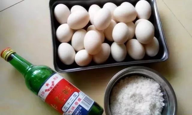 腌制咸鸭蛋，不用坛子不用水，简单几步，腌出的鸭蛋又油又沙