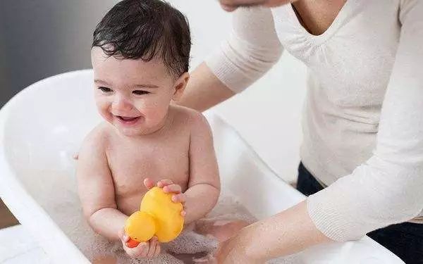 苦夏难捱如何让宝宝清凉度夏,夏天如何给宝宝保湿