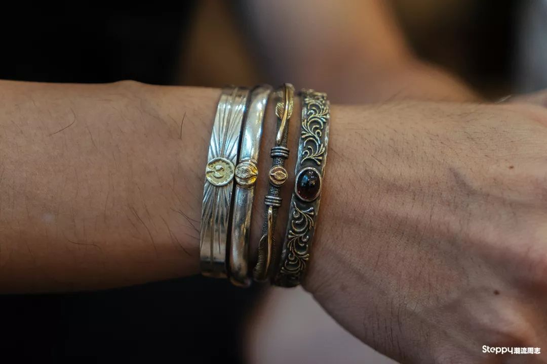 当你拿称重算钱的银饰比较之后，你就知道手工银饰贵在哪里