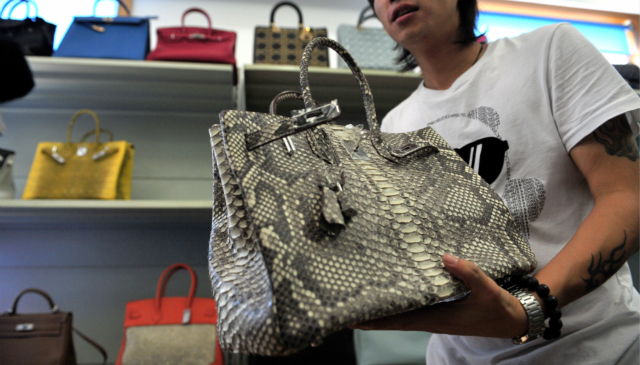 独家丨650%暴利！奢侈品海外代购造假调查