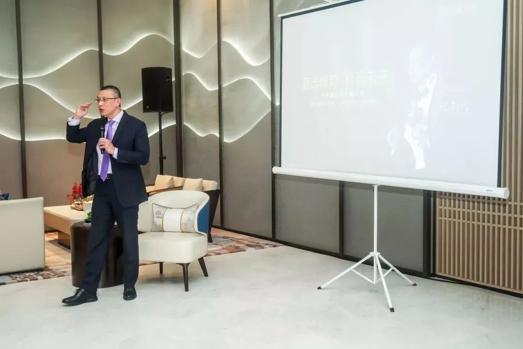 太传奇！英女王*用御**翻译是咱福建人！一个电话改变了他的命运~