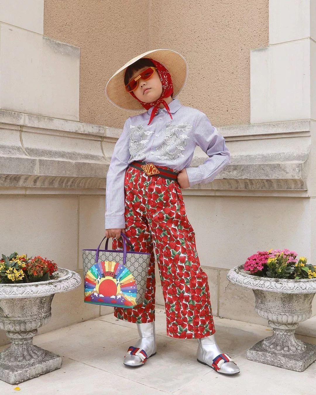 现在的成年人都怎么了,居然和小孩子抢包包